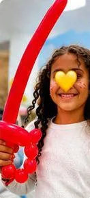 Niña con una espada de globo