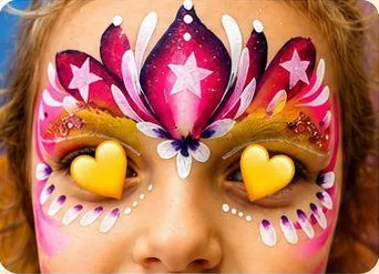 Niña con la cara pintada con una corona de colores