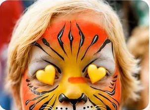 Niño con la cara pintada de tigre