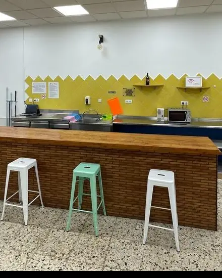 Barra de bar de ladrillo con taburetes