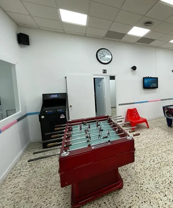 Futbolín y máquina recreativa
