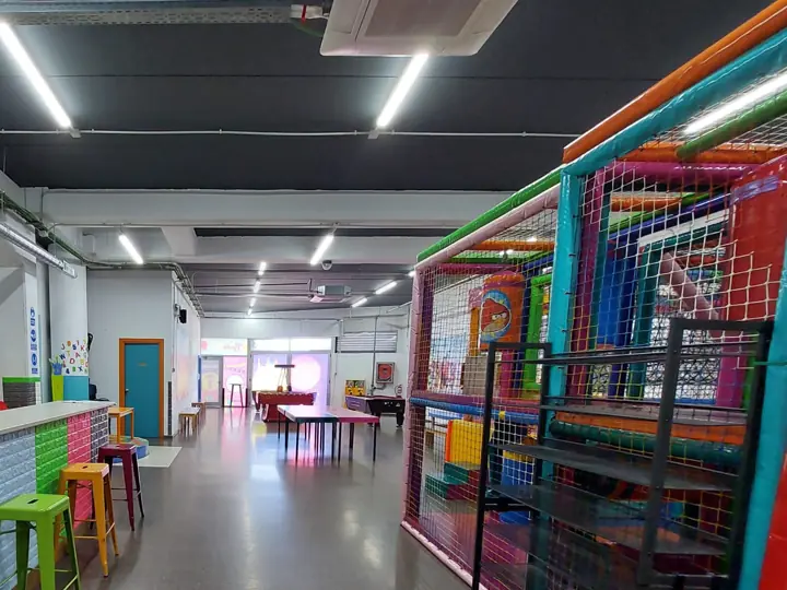 Barra con taburetes y pasillo hacia el parque, Sala 1
