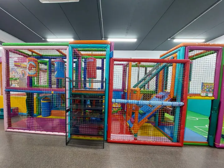Estructura de juegos de colores con redes, Sala 1