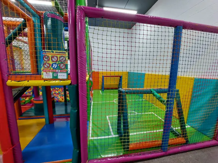 Mini pista de fútbol dentro del parque, Sala 1