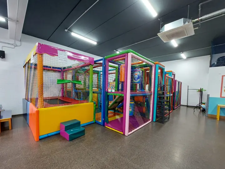 Parque infantil con escaleras blandas y bancos, Sala 1