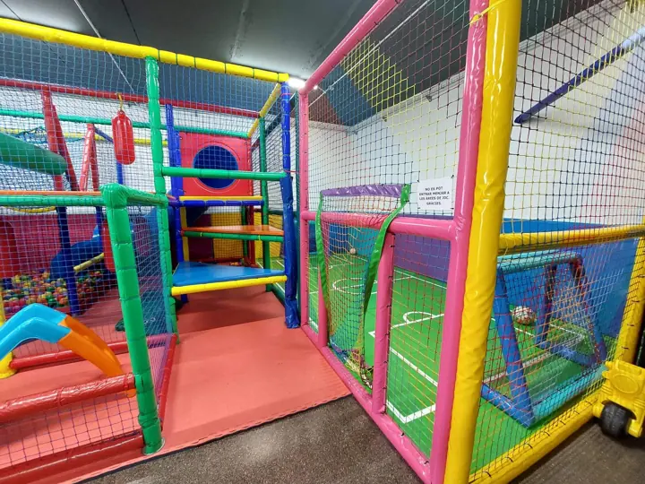 Estructura de juegos con mini pista de fútbol, Sala 2