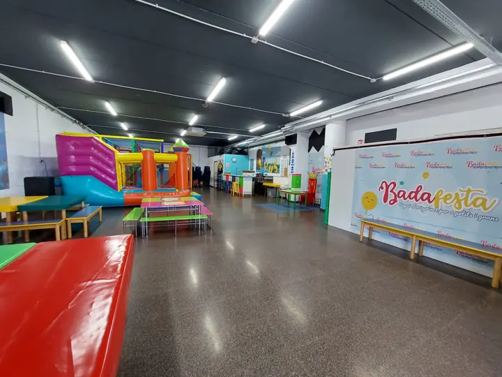 Sala amplia con hinchable, mesas y muro de Badafesta, Sala 2