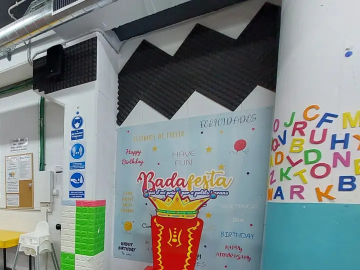 Trono de cumpleaños de Badafesta y abecedario de colores, Sala 2