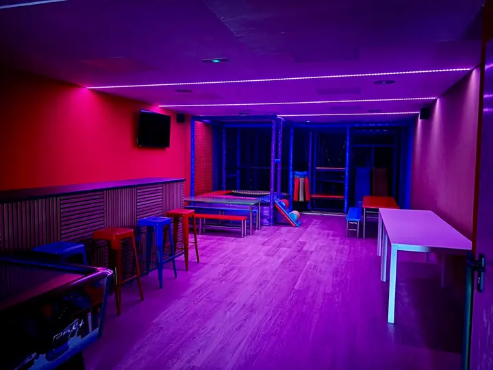 Sala con luces de colores y mesas