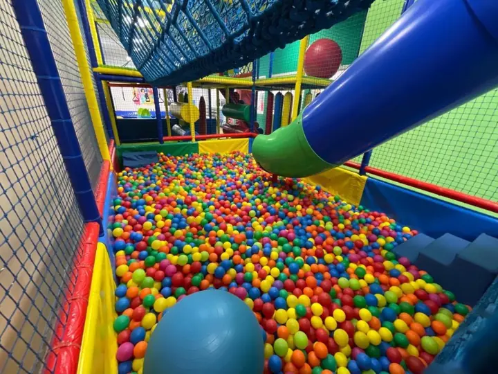 Piscina de bolas con tobogán