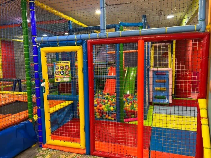 Parque de bolas con tobogán dentro de la estructura de redes