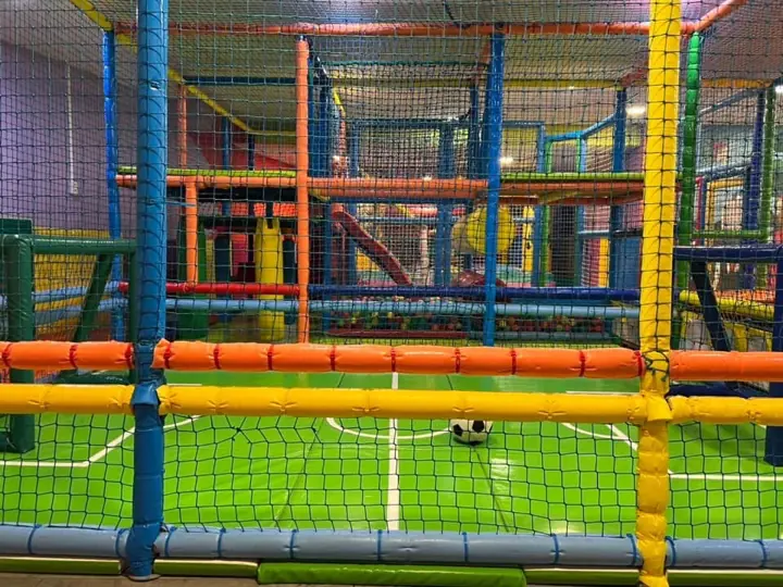 Mini pista de fútbol dentro de la estructura de juegos