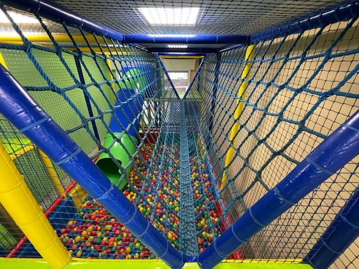Túnel de red lleno de bolas