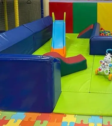 Zona blanda para bebés con tobogán